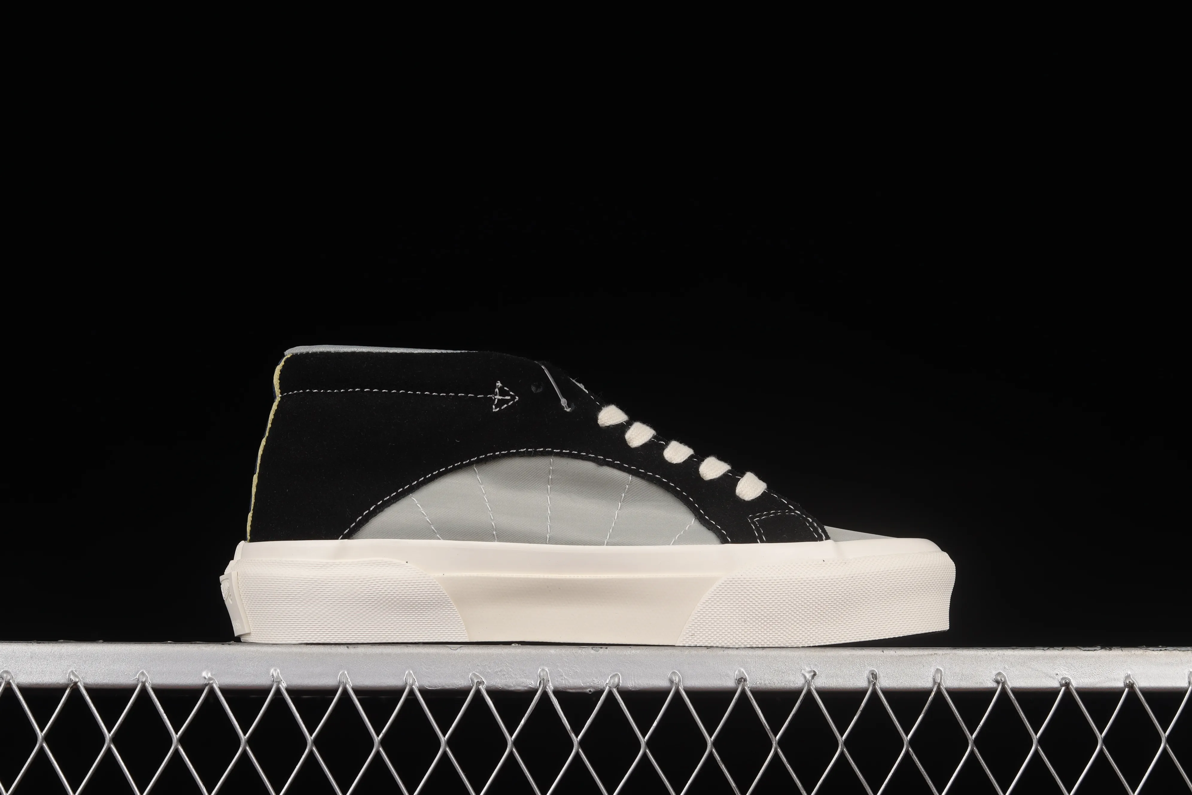 All categories Vans Vans series Vans Mid Vans China Vans Th Snake Trail Lx joint model China casual sneakers VN0A4UWR26M